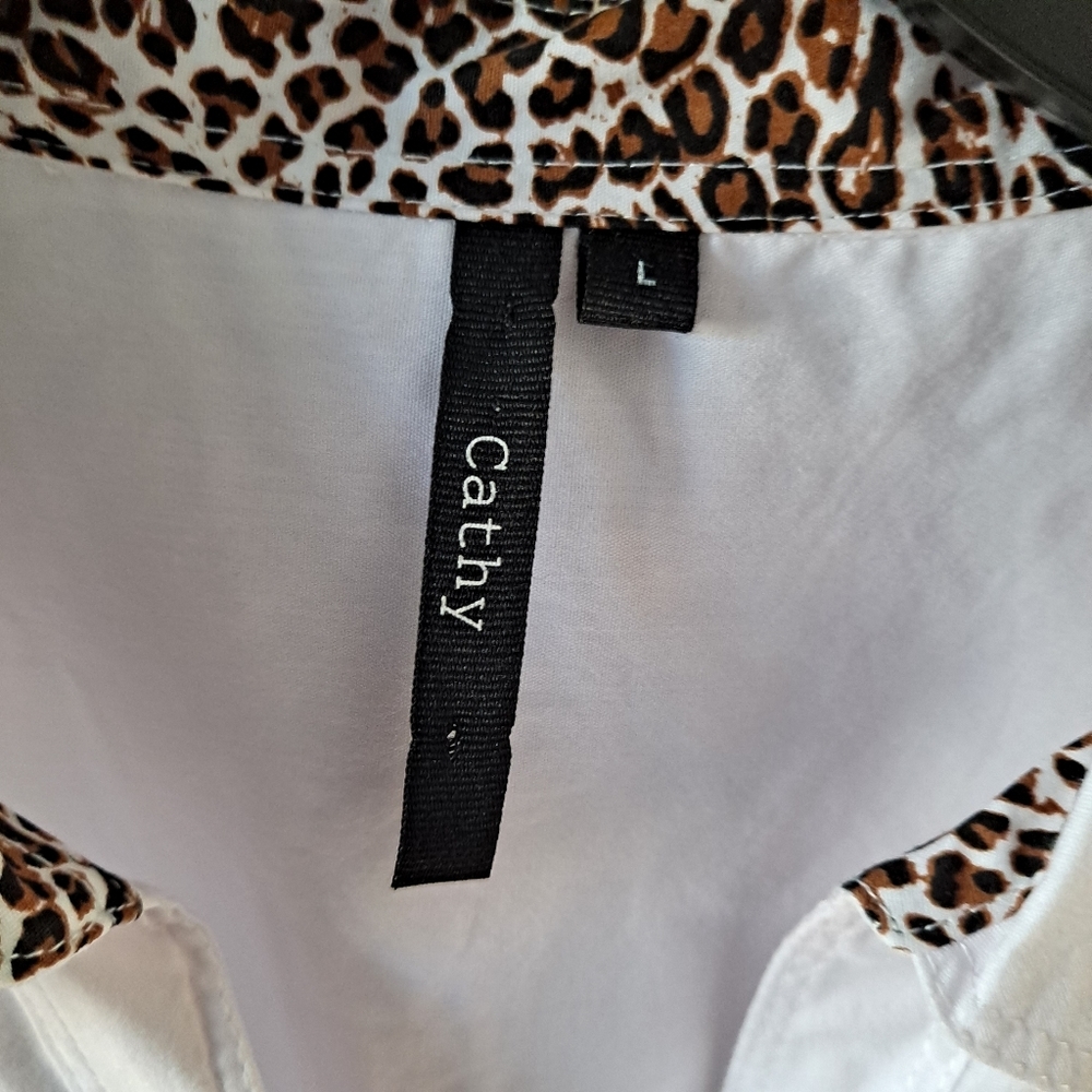 Cathy White button down shirt with leopard print sleeves - Picture 5 of 7